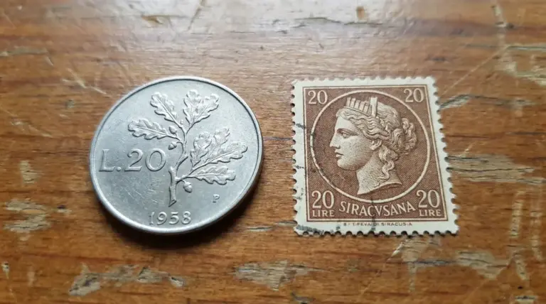 Moneta da 20 lire del 1958 e francobollo Siracusana da 20 lire su sfondo in legno