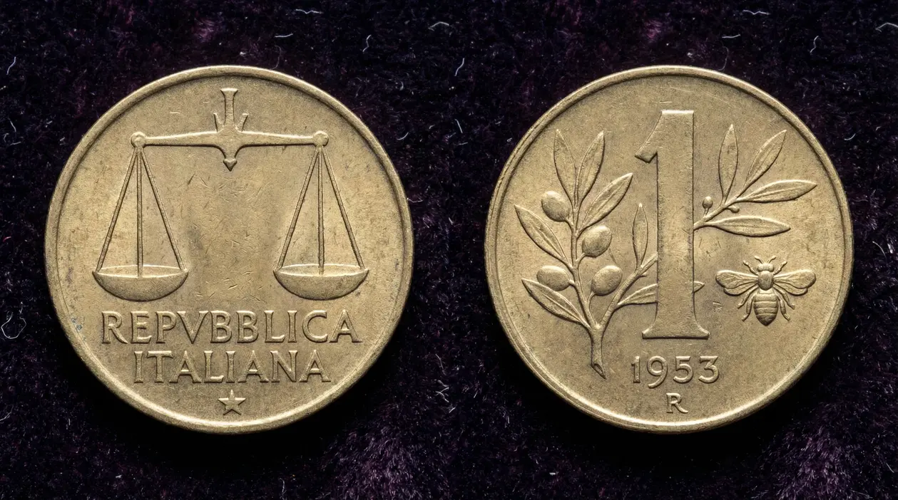 Moneta da 1 lira italiana del 1953 con ape e ramo d'olivo su sfondo scuro